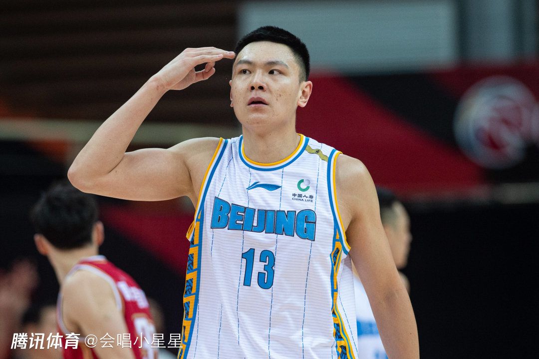 目前尤文中场阿图尔被外租到佛罗伦萨效力，尽管佛罗伦萨有意买断他，但是他的年薪是交易的障碍。